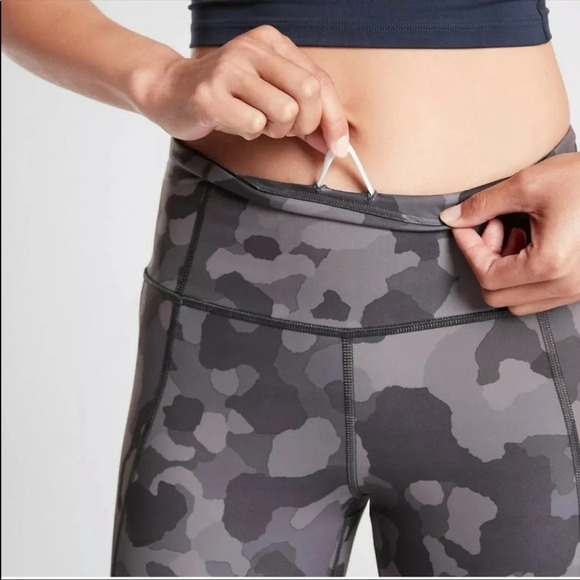 Athleta Supersonic Black Camo Camouflage Lightning 7/8 Tight Leggings Size XS - Picture 6 of 11